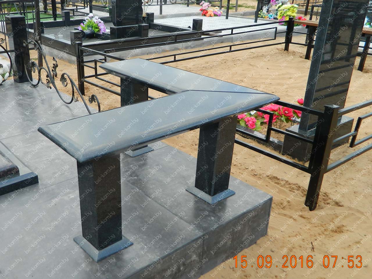 Гранитная скамейка на кладбище